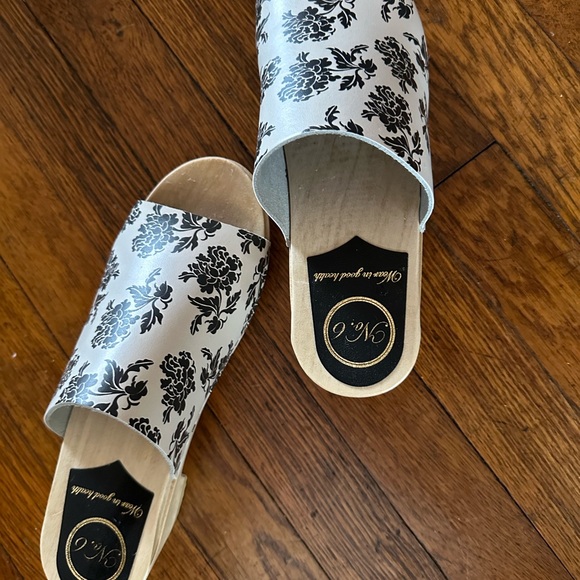 RARE no. 6 sample clogs. Black and white floral pattern - Picture 2 of 3
